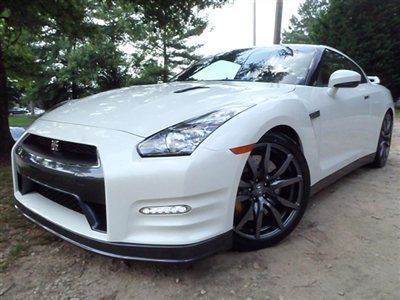 2dr cpe premium nissan gt-r coupe premium low miles automatic gasoline 3.8l v6 d