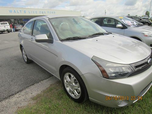 2009 ford focus se coupe 2-door 2.0l silver 5 speed nice clean car fin avail