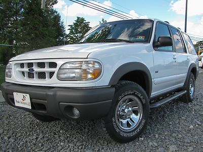 Pristine only 26k miles 1-owner clean carfax 4wd white 4.0 v6 cd chrome wheels