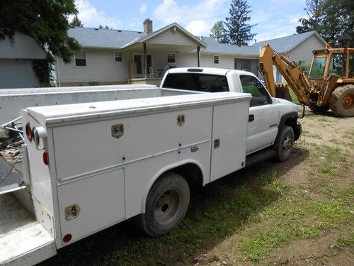 2005 gmc 3500 4x4 with utitlity box