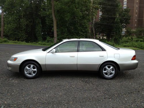 1997 Lexus ES300 Base Sedan 4-Door 3.0L, image 2