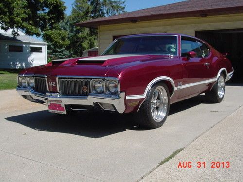 Oldsmobile 442 w30 (clone) 1970 beautiful burgundy/white stripes &amp; ghost rockets