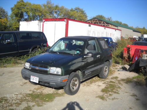 2001 chevrolet tracker base sport utility 2-door 2.0l