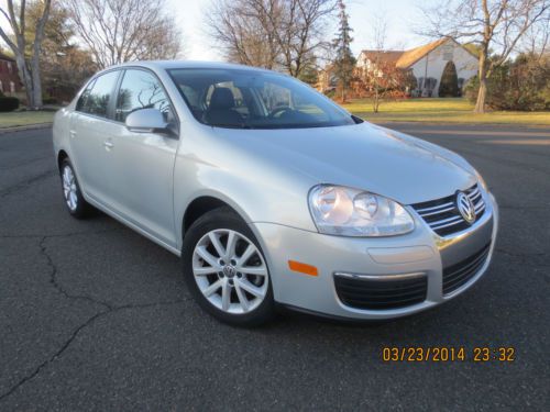 2010 volkswagen jetta se sedan 4-door 2.5l 26k miles 1 owner great condition!!