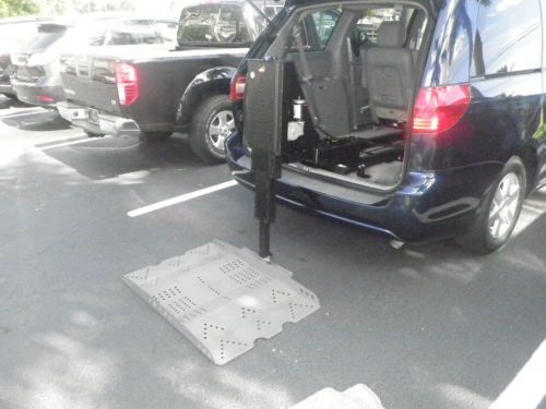 XLE Limited 3.3L handicapped accessible with power wheel chair lift, image 41