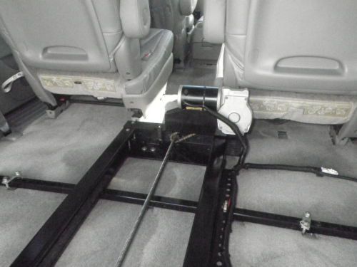 XLE Limited 3.3L handicapped accessible with power wheel chair lift, image 43