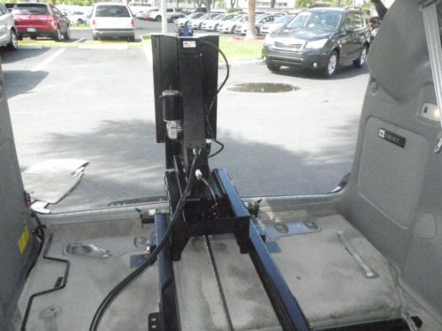 XLE Limited 3.3L handicapped accessible with power wheel chair lift, image 44