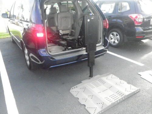 XLE Limited 3.3L handicapped accessible with power wheel chair lift, image 45