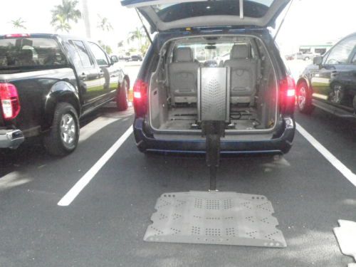 XLE Limited 3.3L handicapped accessible with power wheel chair lift, image 46