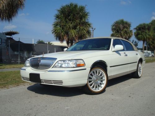 2004 lincoln town car signature series luxury sedan selling no reserve set