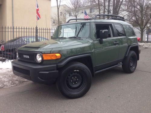 !!2011 toyota fj cruiser! excellent condition inside and out!!