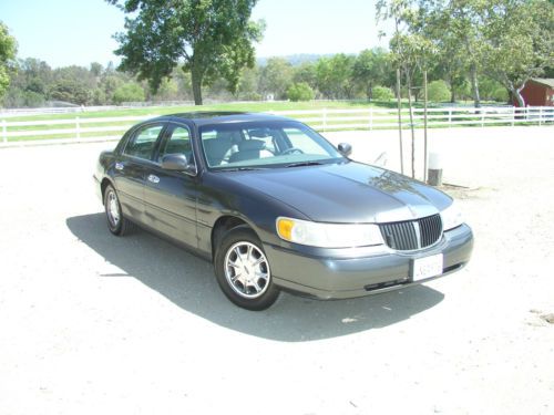 2000 lincoln town car executive sedan 4-door 4.6l