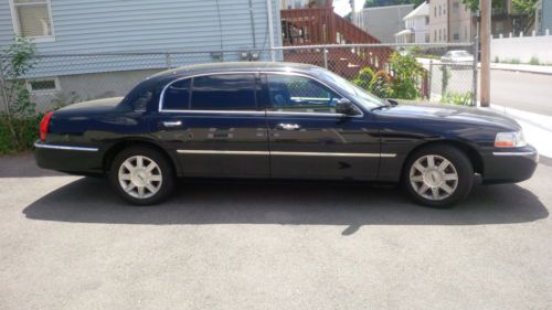 Very good condition 2010 lincoln town car executive l sedan 4-door 4.6l