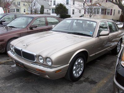 Xj8 xj series 4 dr sedan automatic gasoline 4.0l v8 sfi dohc 24v topaz