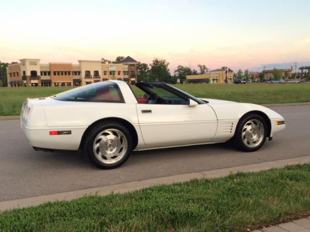 Chevrolet corvette base hatchback 2-door