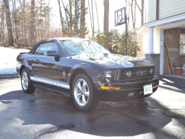 Ford mustang base convertible 2-door