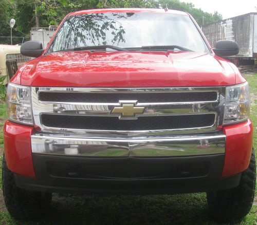 2007 custom chevy silverado 4-wheel drive truck