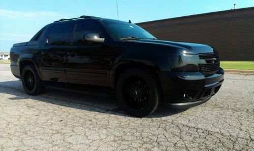 2011 chevrolet avalanche lt $11,000.00 custom  real head turner