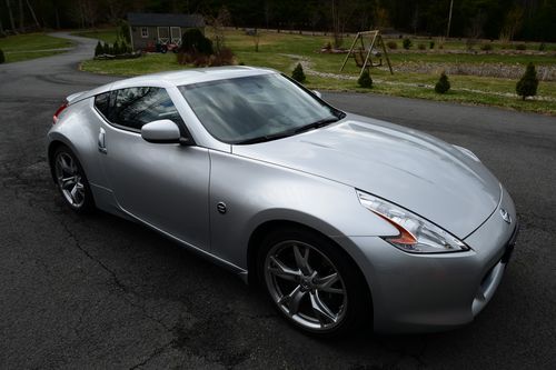 2011 nissan 370z base coupe 2-door 3.7l, 1500 miles!!!