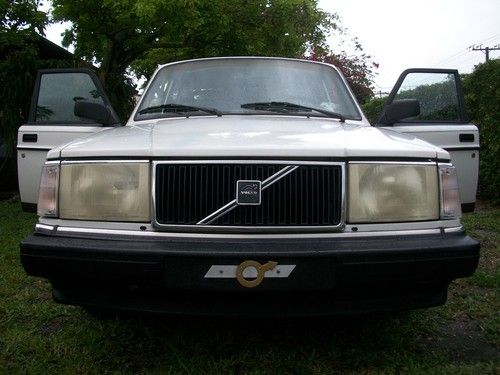 1993 volvo 240 base sedan 4-door 2.3l