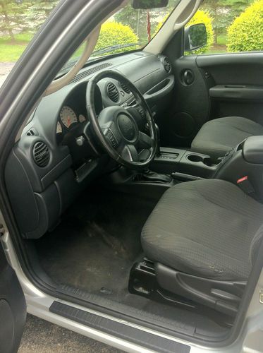 2004 Jeep Liberty Sport Utility 4-Door 3.7L, image 4