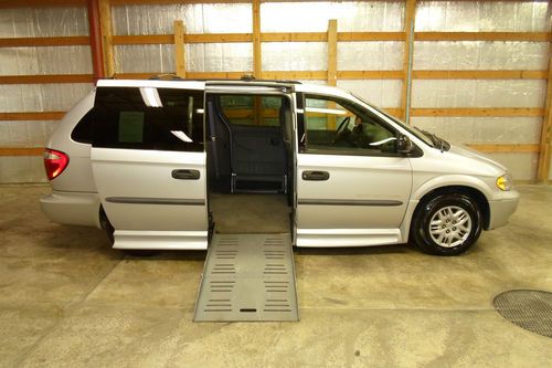 2004 dodge grand caravan handicap wheelchair van low miles!! braun entervan