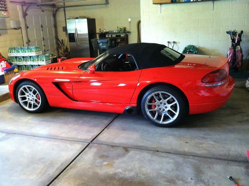 2004 dodge viper srt-10 convertible 2-door 8.3l