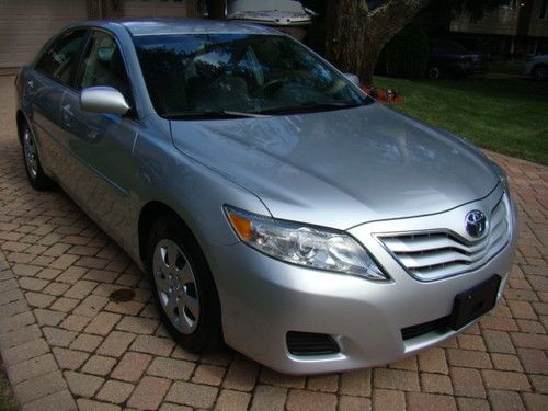 2010 toyota camry le  2.5l extra cean!!