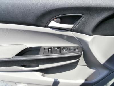 Warranty One owner Smoke free Absolute sale Clean Excellent condition Low miles, image 16