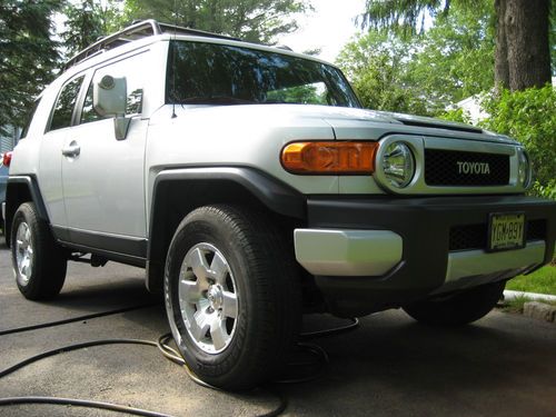 Fj cruiser four-wheel-drive 6 speed manual transmission 53,200 mi