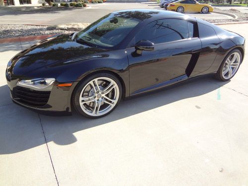 2008 audi r8 coupe w/ only 20k miles!! rare 6-speed!! lots of options!!