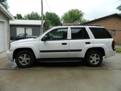 2005 chevrolet trailblazer ls sport utility 4-door 4.2l white