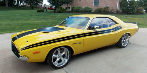 1974 dodge challenger base hardtop 2-door  restomod  440v8  4spd