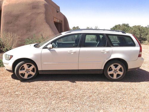 Rare find! 2006 v50 volvo wagon t5 turbo &amp; awd.low 30,000 on body. white w/ grey