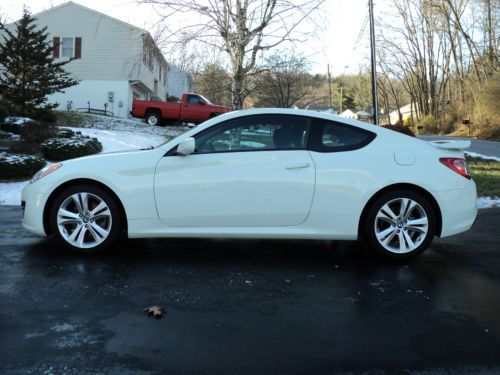 2011 hyundai genesis coupe 2.0t coupe 2-door 2.0l..awesome..many extras!!!