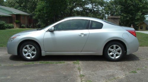 Very low mileage 2009 nissan altima s coupe 2-door 2.5l