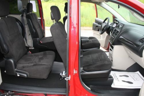 13 Grand Caravan Handicap Accessible Wheelchair Van Rear Ramp We Finance, image 27