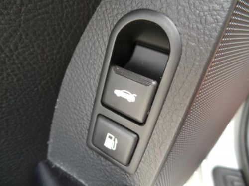 Silver Sedan Black Leather Low Miles Power Seats Air Cruise MP3 iPod Sunroof Gas, image 27