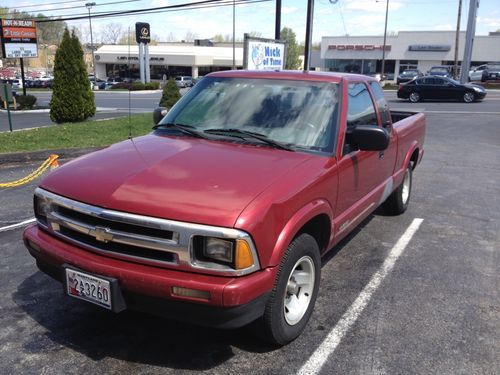 Chevy s10 extended cab truck 1995 red 4 cylinder good gas mileage!!