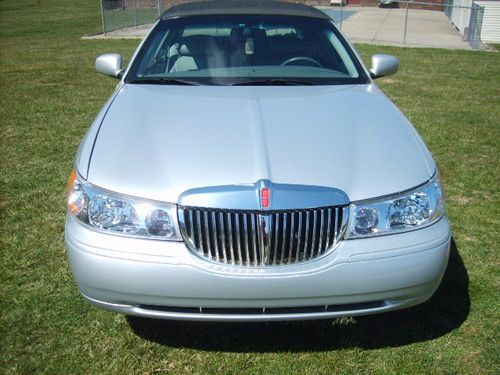 ((-- 2001 lincoln town car signature sedan 4-door 4.6l excellent condition --))