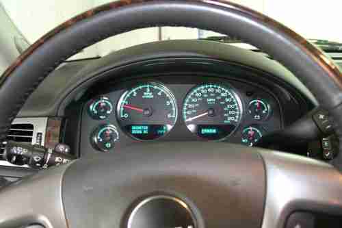 2011 GMC Yukon XL 1500 Denali Sport Utility 4-Door 6.2L, image 4