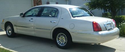 2000 lincoln town car cartier sedan 4-door 4.6l~garage kept! fully loaded!