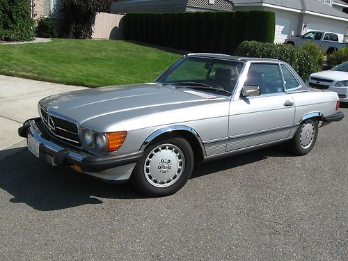 Nice low mileage 1986 mercedes benz 560 sl  conv. hardtop &amp; garage hoist lift.