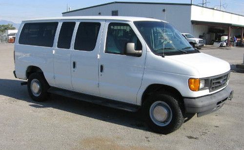 128281   2004 ford e-350 club wagon xl extended passenger van 2-door 5.4l