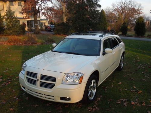 2005 dodge magnum r/t awd, cool vanilla, 17,945 miles, immaculate condition