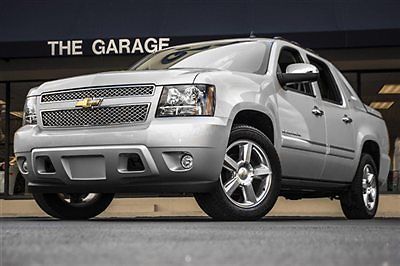 2011 chevy avalanche ltz - rear entertainment - trailer pkg - only 17k miles!!!!