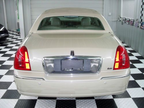 2003 LINCOLN CARTIER TOWN CAR IVORY PARCHMENT NEAR MINT LOADED NEEDS NOTHING!!!, image 3