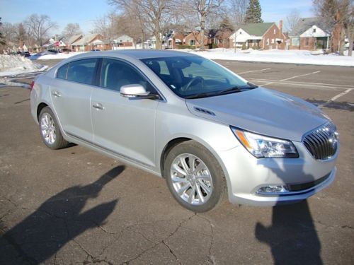 2014 buick lacrosse leather - awd - v6 - only 9300 miles -- low reserve!!