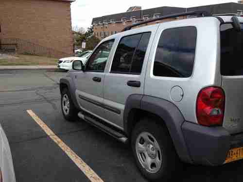 2004 Jeep Liberty Limited Sport Utility 4-Door 3.7L LOW MILES, image 2