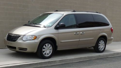 2005 chrysler town &amp; country touring. 91,533 miles